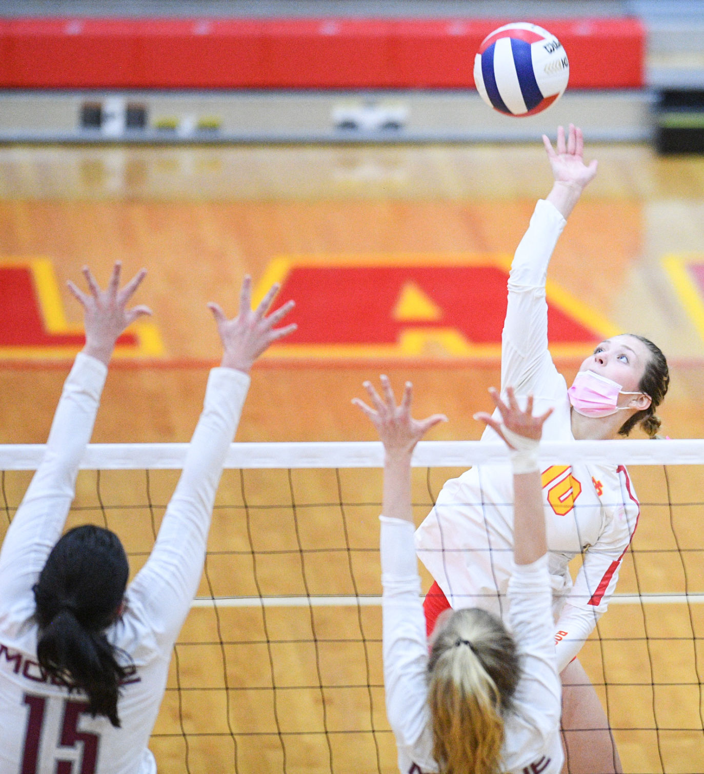 100521-qc-spt-moline-ri-vball-021
